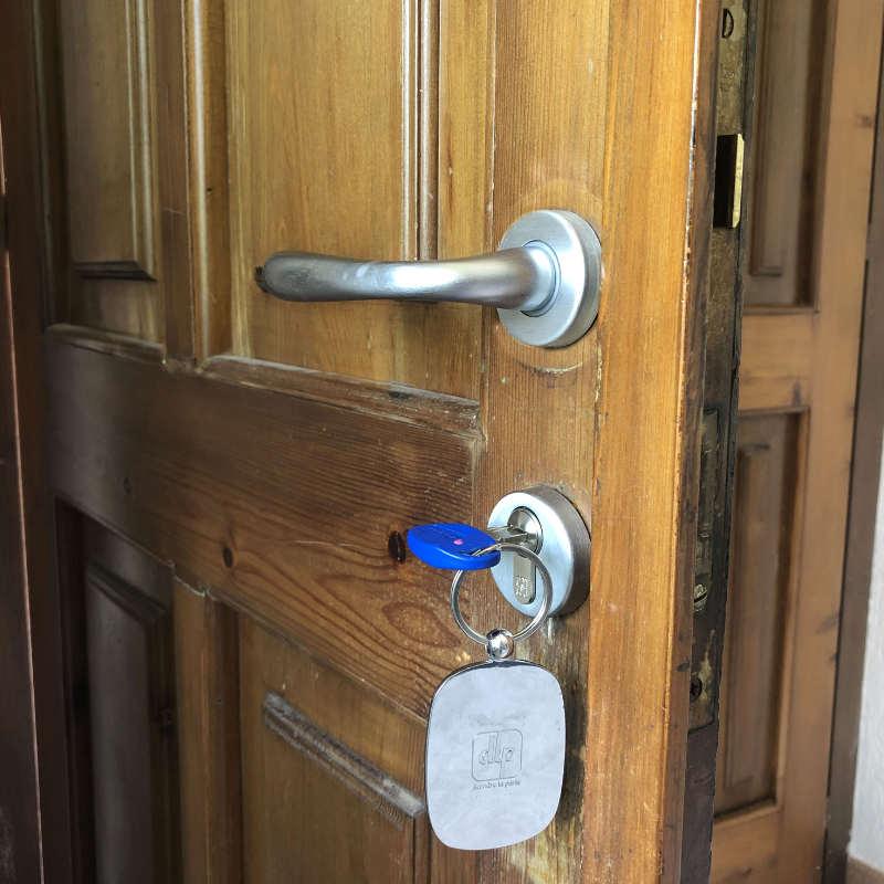 Sostituzione serratura porta con nottolino antieffrazione.