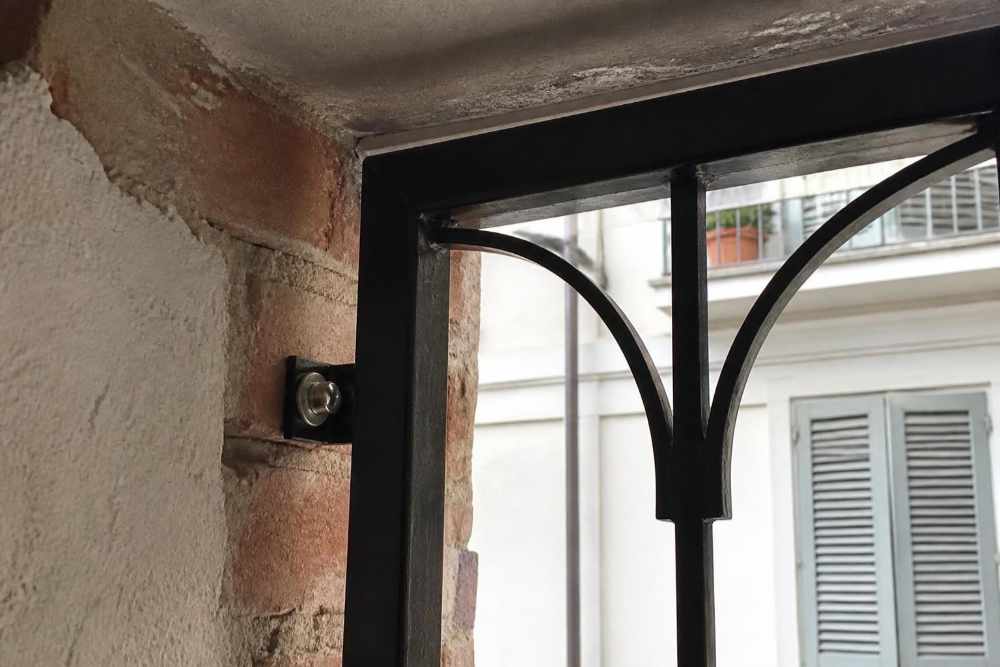 come si fissa un'inferriata al muro